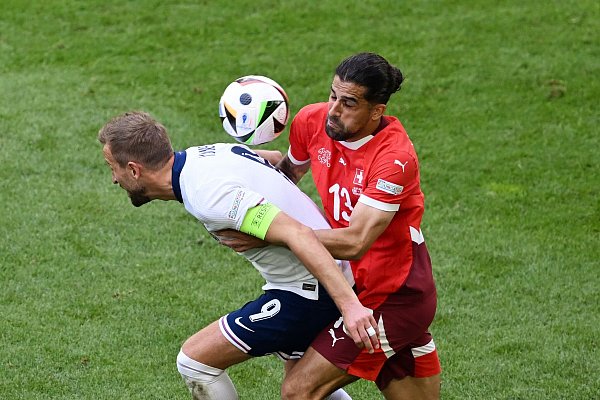 Englands Harry Kane (l) und der Schweizer Ricardo Rodriguez kämpfen um den Ball. - © David Inderlied/dpa