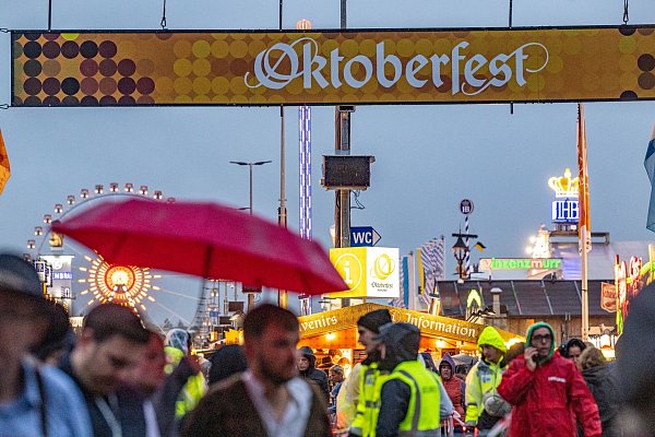 6,5 Millionen Menschen haben nach offiziellen Angaben das Oktoberfest besucht. - © Armin Weigel/dpa