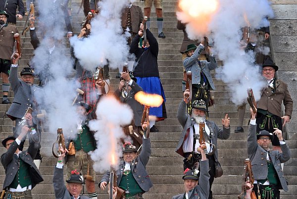 Böllerschüsse zum Wiesn-Ende. - © Karl-Josef Hildenbrand/dpa