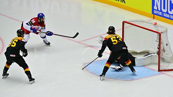 Viel Druck, viele Fehler: Star-Verteidiger Moritz Seider zeigte bei der Eishockey-WM ungewohnte Schwächen. - © Vit Simanek/CTK/dpa