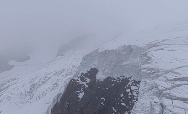 Aktuell herrscht in der Gegend hohe Lawinengefahr. - © -/Italienische Bergwacht /dpa