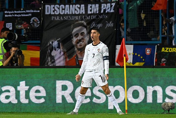 Superstar Cristiano Ronaldo trifft bei Portugals Auftaktsieg in Armenien doppelt. - © Hakob Berberyan/AP/dpa