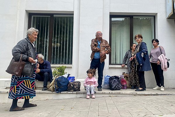 Nach Berichten über Schüsse versammeln sich Anwohner nahe eines lokalen Regierungsgebäudes in Stepanakert. Die Karabach-Armenier befürchten, aus ihrer Heimat vertrieben oder im autoritär geführten Aserbaidschan unterdrückt zu werden. - © Siranush Sargsyan/AP/dpa