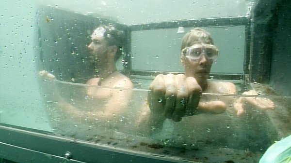 Dschungelprüfung "Das Schlimmbad": Alexander "Honey" Keen und Florian Wess (r.). - © RTL