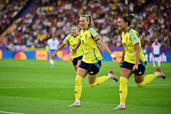 Kapitänin Kosovare Asllani (l) bejubelt das erste Tor gegen England. - © Sebastian Christoph Gollnow/dpa
