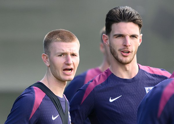Der teuerste Sechser der Welt: Englands Declan Rice (r). - © Robert Michael/dpa