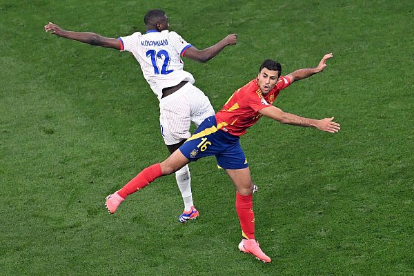 Einer der besten Sechser der Welt: Spaniens Rodri (r). - © Sven Hoppe/dpa