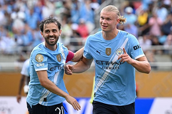 Erling Haaland (r) bejubelt sein Tor mit Teamkollege Bernardo Silva. - © Sven Hoppe/dpa