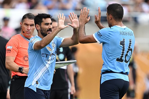 Ilkay Gündogan (l) kam für Rodri, der nach neun Monaten erstmals wieder in Citys Startelf stand. - © Sven Hoppe/dpa