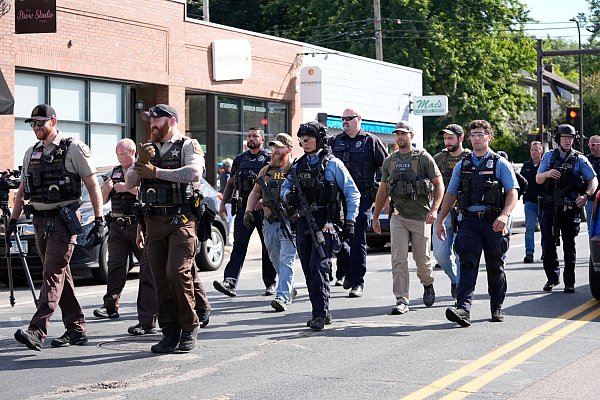 Polizisten am Einsatzort in Minneapolis. - © Abbie Parr/AP/dpa