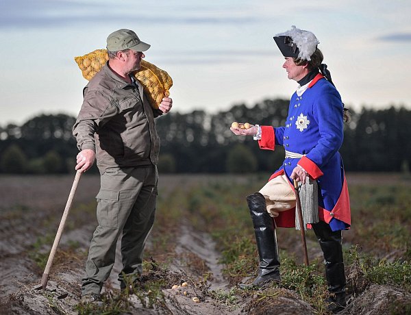 Nachgestellte Szene: Ein Mann im Kostüm als «Alter Fritz» spricht mit einem Kartoffelbauern. (Foto von 2019) - © Patrick Pleul/dpa-Zentralbild/ZB