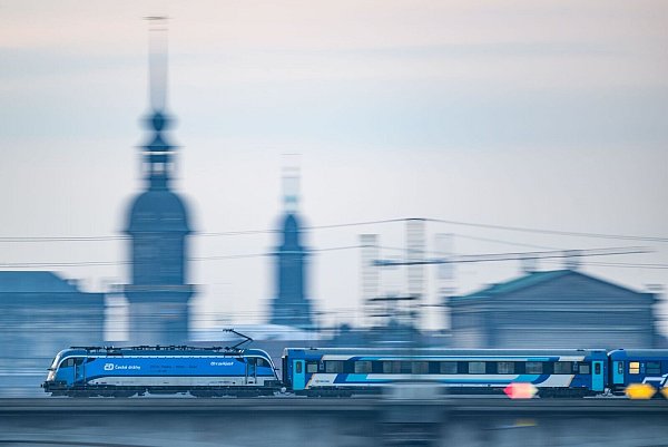 Der Eurocity passiert auf seinem Weg unter anderem Dresden. (Archivbild) - © Robert Michael/dpa/dpa-tmn