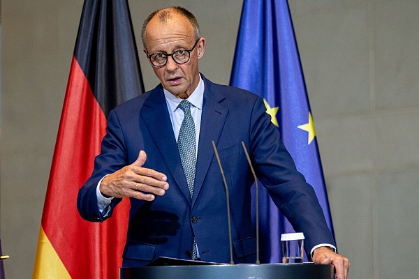 Bundeskanzler Merz will sich noch nicht zu Israel-Sanktionen positionieren. - © Fabian Sommer/dpa