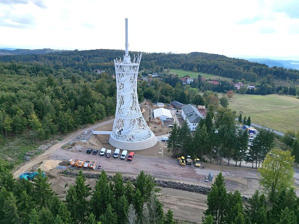 Zugegeben, etwas Fantasie ist nötig: Aber die Antenne ist der Besenstiel, und die schmalen weißen Streben sind der Reisig - fertig ist der gigantische begehbare Hexenbesen im Südharz. - © Matthias Bein/dpa/dpa-tmn