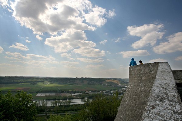 Einen Sonnenstuhl muss man sich im Zweifel selbst mitbringen, aber einen schönen Ausblick hat man vom Sonnenstuhlturm auch im Stehen. - © Karl-Josef Hildenbrand/dpa/dpa-tmn