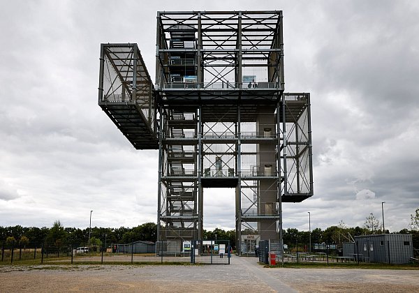 36 Meter hoch ist der Indemann und bietet Ausblick auf den Tagebau Inden und die Landschaft ringsherum. - © Thomas Banneyer/dpa/dpa-tmn