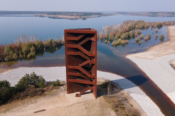 Wie ein in den Boden gerammter Nagel wirkt der «rostige» Aussichtsturm im Lausitzer Seenland - der Name passt also durchaus. - © Sebastian Kahnert/dpa/dpa-tmn