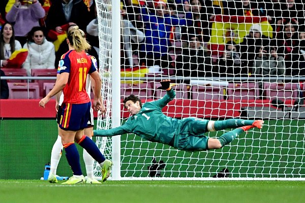 Gegen Spanien gefordert: Nationaltorhüterin Ann-Katrin Berger. - © Sebastian Christoph Gollnow/dpa