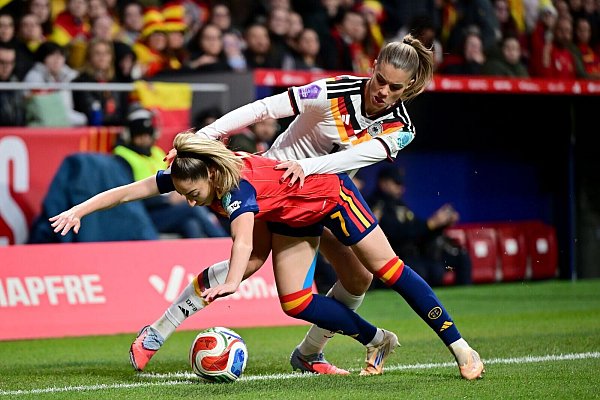 Verbissene Zweikämpfe: Deutschlands Selina Cerci und Spaniens Olga Carmona. - © Sebastian Christoph Gollnow/dpa