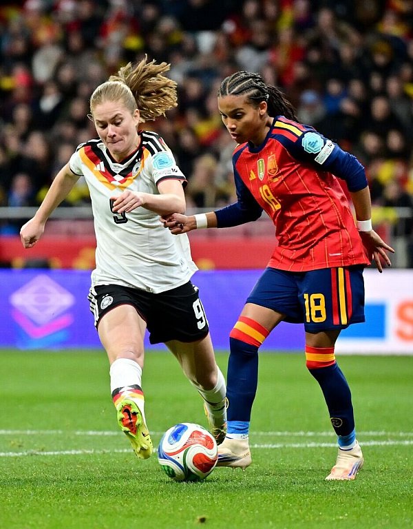 Sjoeke Nüsken (l) im Duell mit Spaniens Toptalent Vicky Lopez. - © Sebastian Christoph Gollnow/dpa