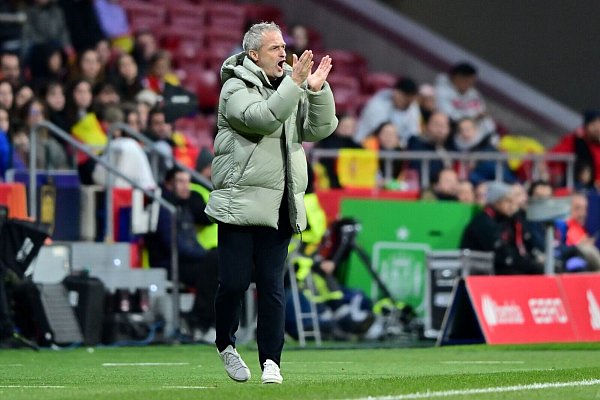 Feuert seine Spielerinnen an: Bundestrainer Christian Wück. - © Sebastian Christoph Gollnow/dpa