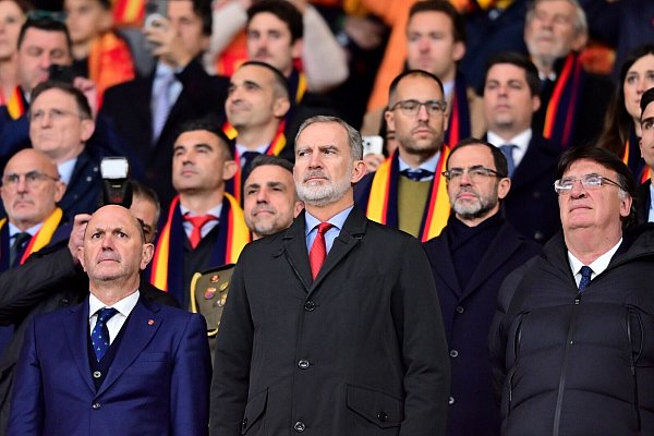 Auch König Felipe VI. von Spanien (vorne Mitte) besuchte das Nations-League-Finale. - © Sebastian Christoph Gollnow/dpa