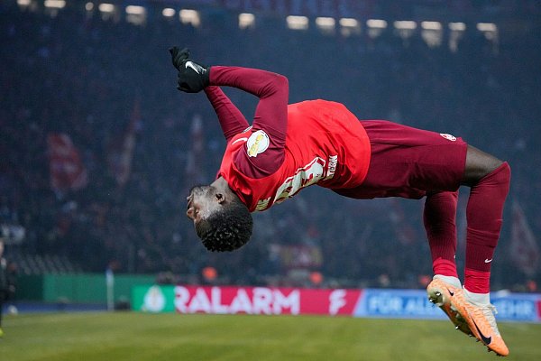 Richmond Tachie von Kaiserslautern bejubelt seinen Treffer zum 2:0 mit einem Salto. - © Soeren Stache/dpa