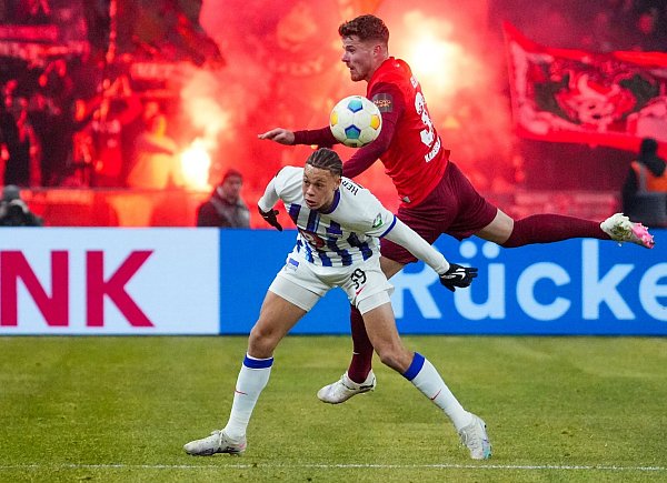 Im DFB-Pokal kämpfen Herthas Derry Scherhant (l) und Jan Elvedi von Kaiserslautern um den Ball. - © Soeren Stache/dpa