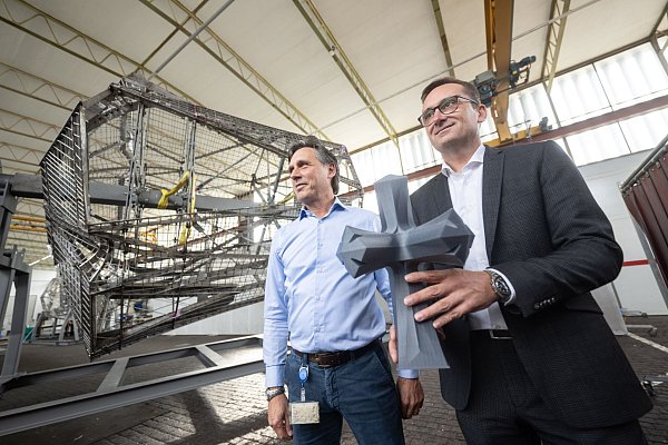 Die Kirchturmspitze soll im kommenden Jahr montiert werden. (Archivbild) - © Marijan Murat/dpa