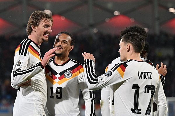 Vorbereiter Sané und Torjäger Woltemade können nach dem mühsamen Sieg in Luxemburg jubeln. - © Federico Gambarini/dpa