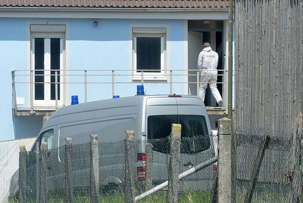Leichenteile im Garten des Hauses brachten die Ermittlungen ins Rollen. (Archivbild) - © Stefan Puchner/dpa