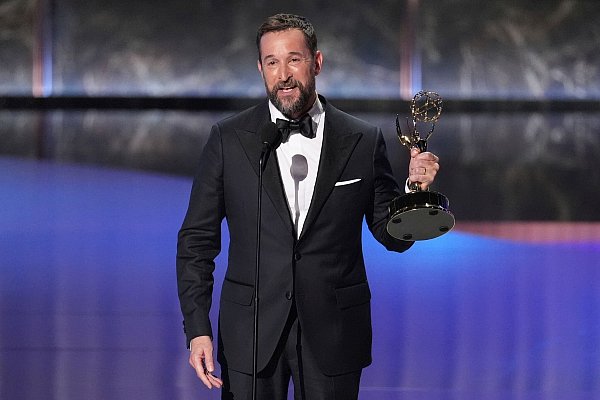 Drei Jahrzehnte nach seiner ersten Nominierung als Arzt in «ER» gewann Noah Wyle endlich den Emmy – ausgerechnet für eine Krankenhausserie. - © Chris Pizzello/Invision/AP/dpa