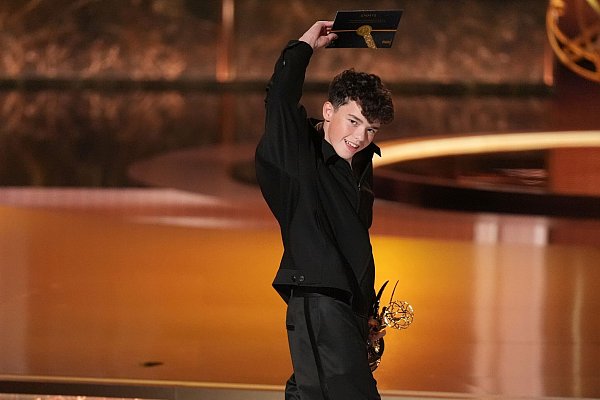 Owen Cooper aus «Adolescence» ist jetzt der jüngste Mann, der je einen Schauspielpreis bei den Emmys gewann. - © Chris Pizzello/Invision/AP/dpa