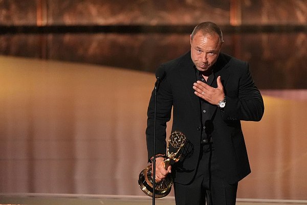 Auch «Adolescence»-Serienvater Stephen Graham gewann einen Schauspielpreis – wurde aber auch für Drehbuch und Produktion ausgezeichnet. - © Chris Pizzello/Invision/AP/dpa