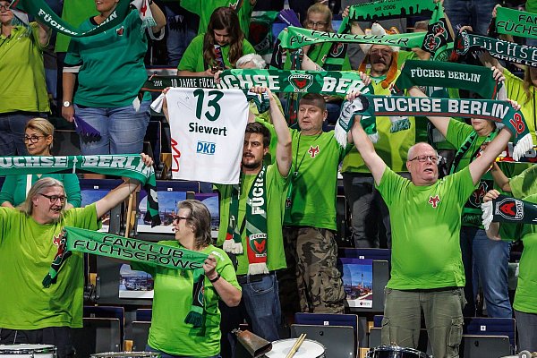 Die Füchse-Fans bedanken sich bei Stefan Kretzschmar und Jaron Siewert. - © Andreas Gora/dpa