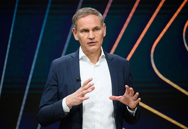 Porsche-Chef Blume ist sich weiterhin sicher: Die E-Mobilität ist die Technologie der Zukunft. - © Julian Stratenschulte/dpa