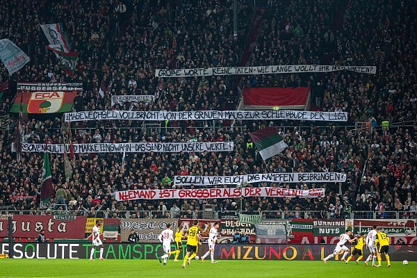 Klartext der Fans auf Plakaten gegen den neuen FCA-Kurs der Vereinsführung mit dem unerfahrenen Trainer Sandro Wagner. - © David Inderlied/Kirchner-Media/dpa