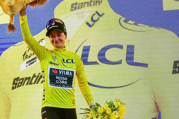 Die Niederländerin Marianne Vos verteidigte das Gelbe Trikot. - © Mathieu Pattier/AP/dpa