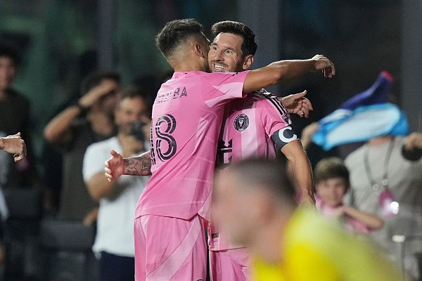 Jordi Alba (l) gratuliert Lionel Messi zum Treffer gegen LA Galaxy. - © Lynne Sladky/AP/dpa