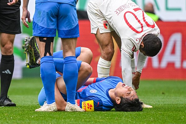 Erst erfolgreicher Elfmeterschütze, dann verletzt am Boden: Shuto Machino. - © Armin Weigel/dpa