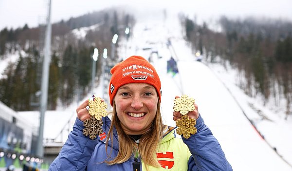 Räumte in Planica ab: Skispringerin Schmid und ihre vier Medaillen. - © Daniel Karmann/dpa