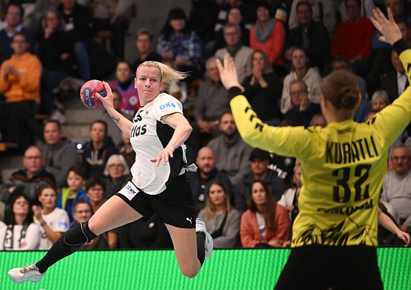 Kapitänin Antje Döll sieht die WM als große Chance für den Frauen-Handball. - © Marijan Murat/dpa