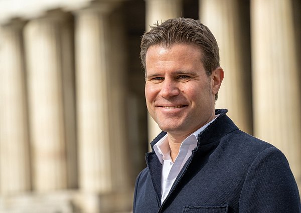Will sein Wissen nach der Karriere weitergeben: Rekordschiedsrichter Felix Brych. - © Peter Kneffel/dpa