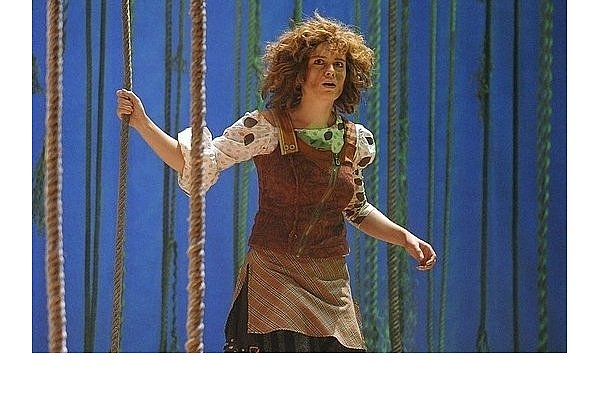 Charlotte Puder als Ronja in der Bielefelder Theaterfassung des Kinderbuchs. - © FOTO: MATTHIAS STUTTE