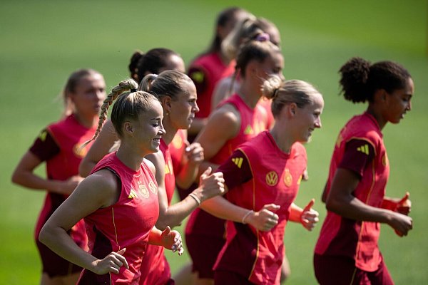 Erstes Training in der Schweiz: Kapitänin Giulia Gwinn (l.) und die deutschen Fußballerinnen. - © Sebastian Christoph Gollnow/dpa