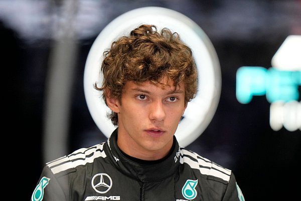 Der junge Italiener Kimi Antonelli erlebt eine Saison mit Rückschlägen, aber auch starken Ergebnissen. (Archivbild) - © Luca Bruno/AP/dpa