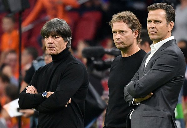Betretene Gesichter bei den DFB-Verantwortlichen nach dem 0:3 gegen Oranje. - © Ina Fassbender/dpa
