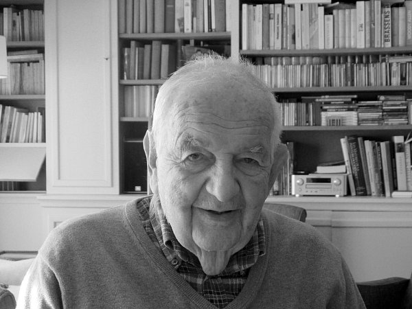 Deutsch-französischer Publizist Alfred Grosser mit 99 Jahren gestorben. (Archivbild) - © Sabine Glaubitz/dpa