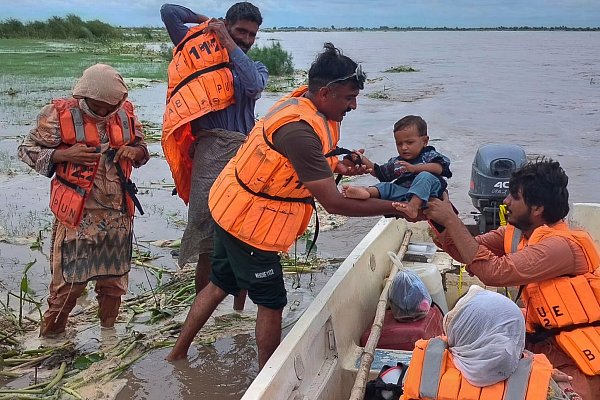 Die Evakuierungen könnten in den kommenden Tagen weitergehen. (Foto Handout) - © Uncredited/Pakistan\\\'s National Disaster Management Authority via AP/dpa