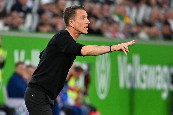 Wieder Interimstrainer in Wolfsburg: U19-Coach Daniel Bauer. - © Swen Pförtner/dpa